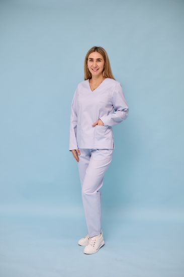  Зображення Медичний жіночий топ із довгим рукавом "Лейла" із стрейч-котону. Колір Пастельно-блакитний. 